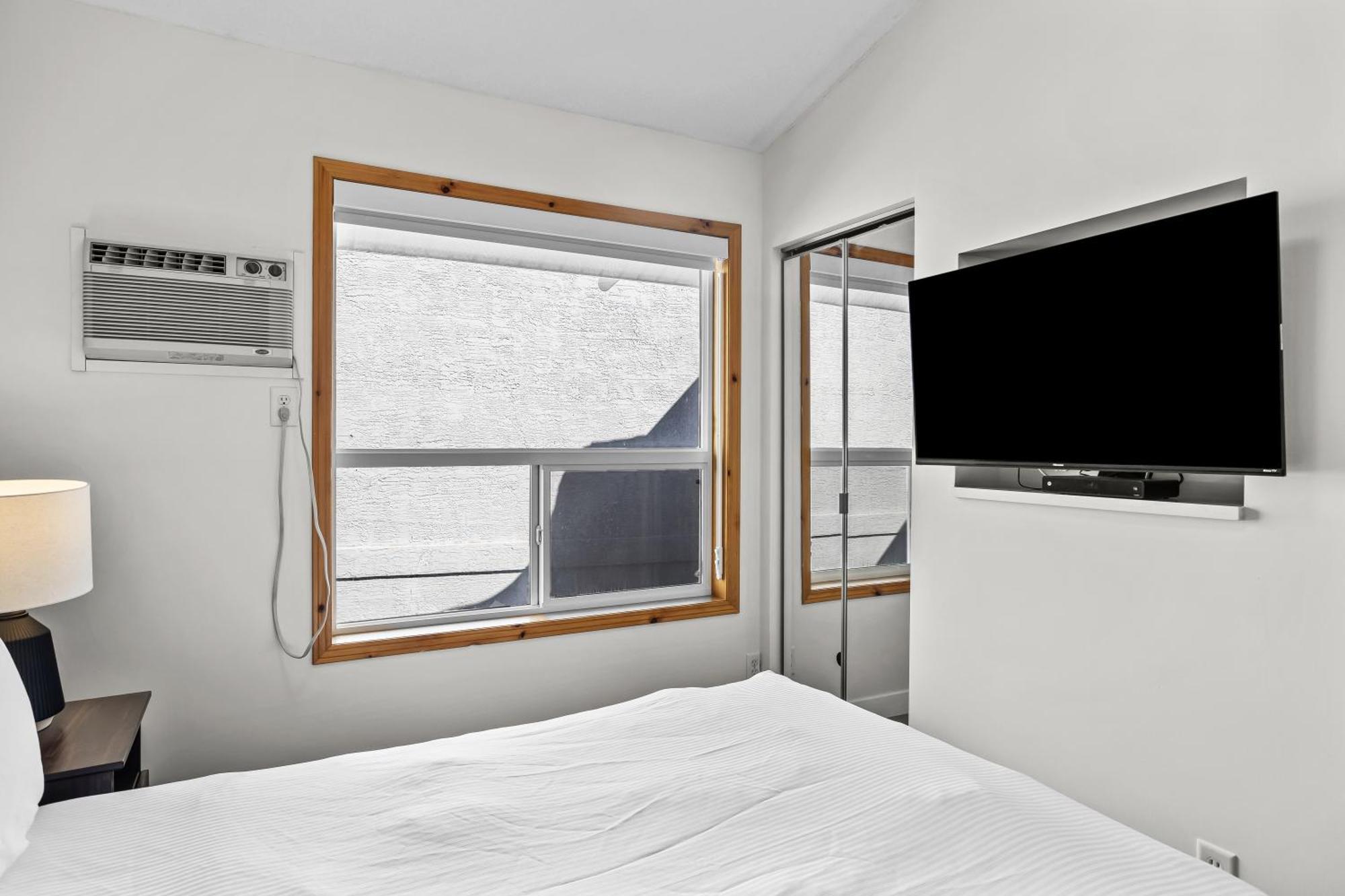2br 2ba Harvie Heights Townhouse Retreat With Views