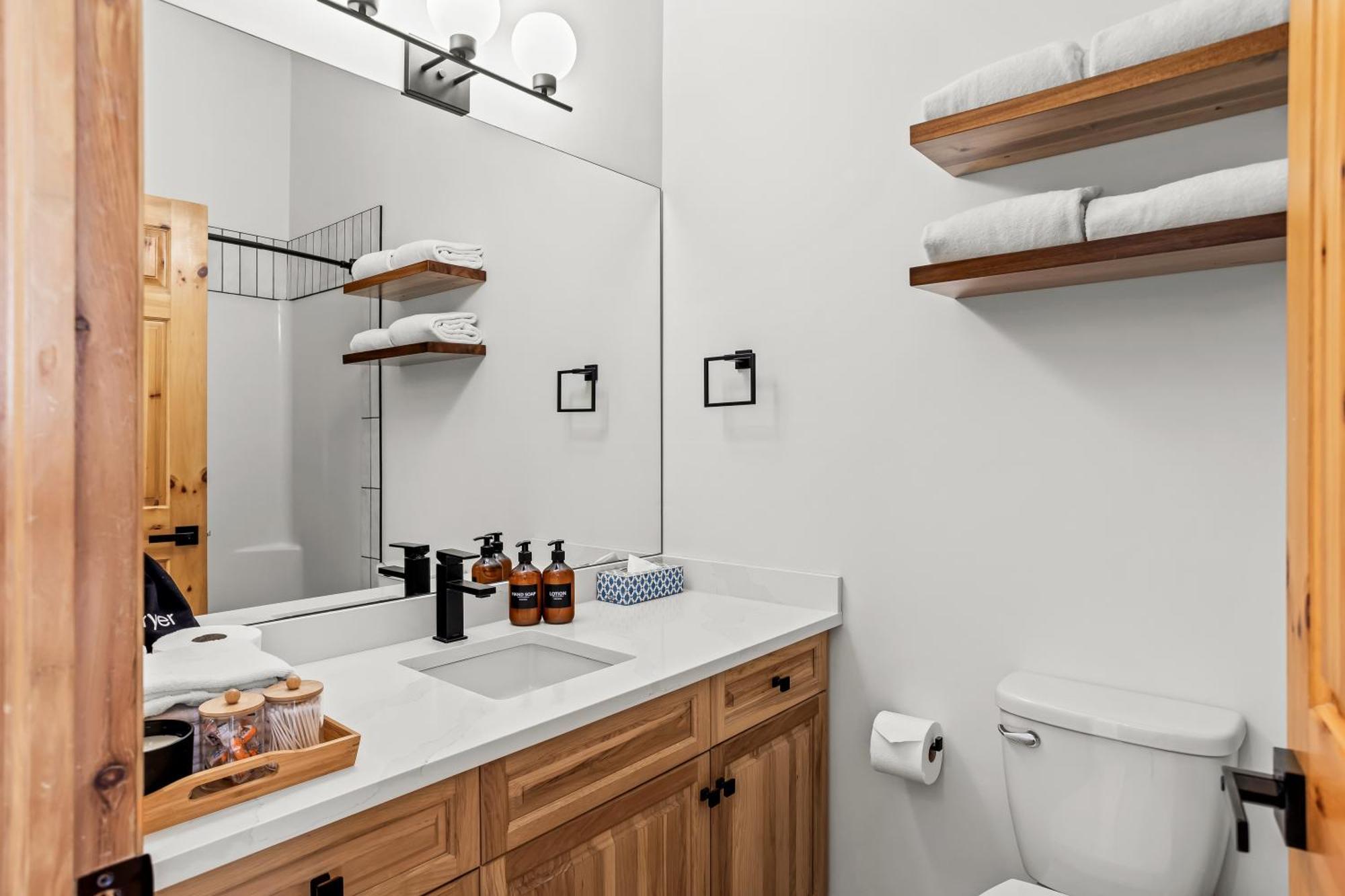 2br 2ba Harvie Heights Townhouse Retreat With Views Apartment