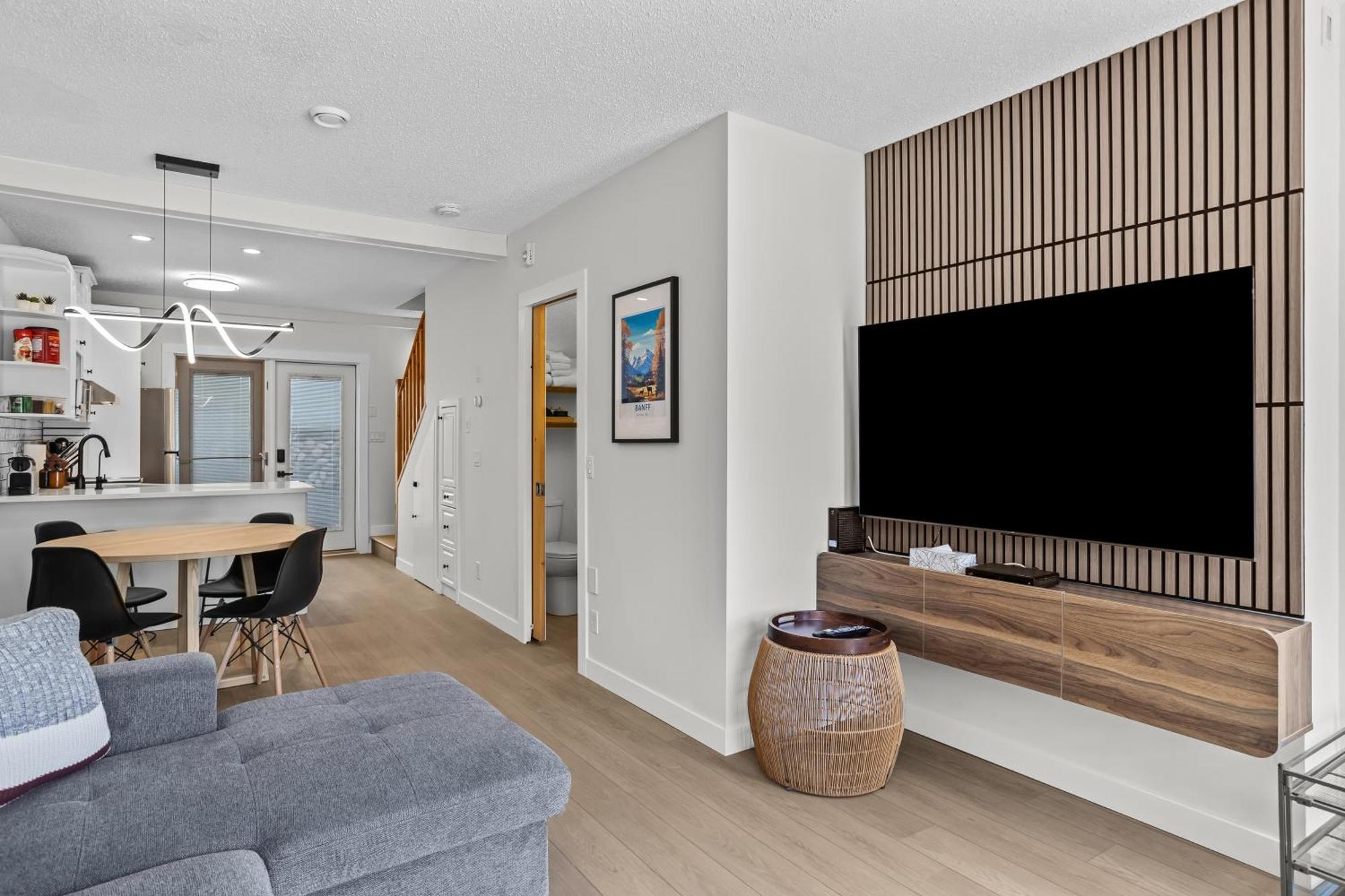 2br 2ba Harvie Heights Townhouse Retreat With Views Apartment *